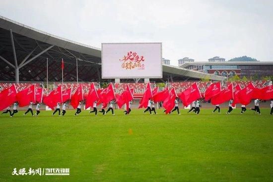 个儿女的生活却今不如昔:查理自妻子去世后变得神经兮兮，整天只是替两个儿子的安全担忧;貌似淑女的玛戈也有多年没有出版过作品，现在和做神经科医生的丈夫艾伦维持着毫无激情可言的婚姻生活;里奇自在一次大赛失利后就一蹶不振，如今靠在世界各地航海来打发时间;而离家多年，一直独自在旅馆居住的罗伊也突然想念起自已的妻儿。